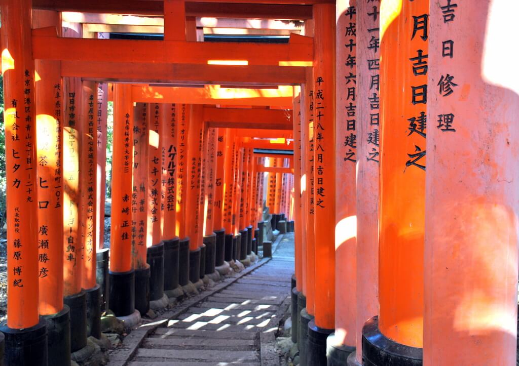 tori rojos del santuario Fushimi Inari Taisha en Kioto