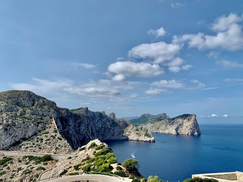 Carretera que conduce al Faro de Formentor y a su faro