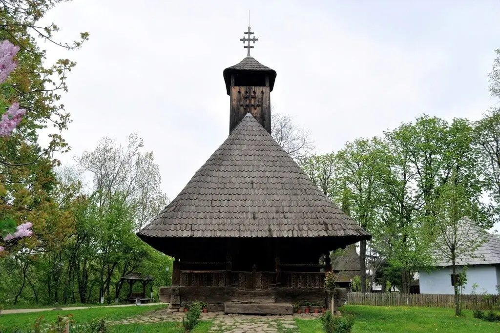 Iglesia de madera en el Museo Satului
