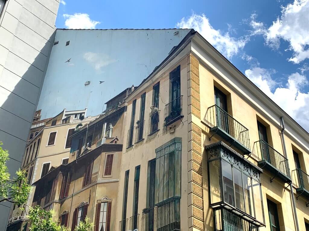 Trampantojo de Pirrongelli en la Calle Montera de Madrid