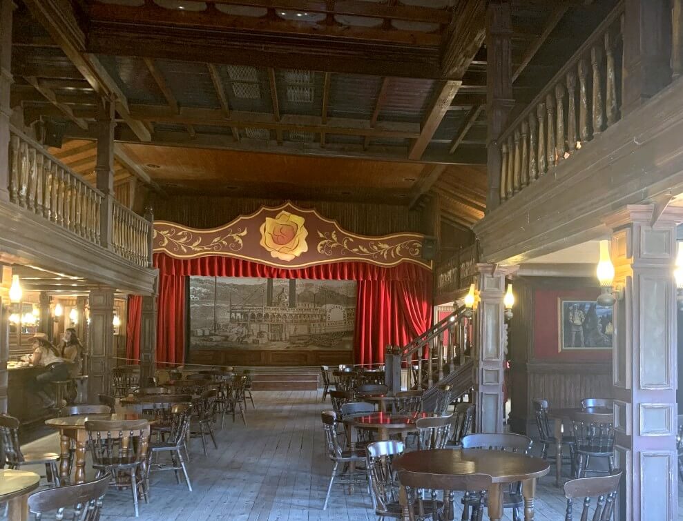 Interior del Saloon, el escenario al fondo