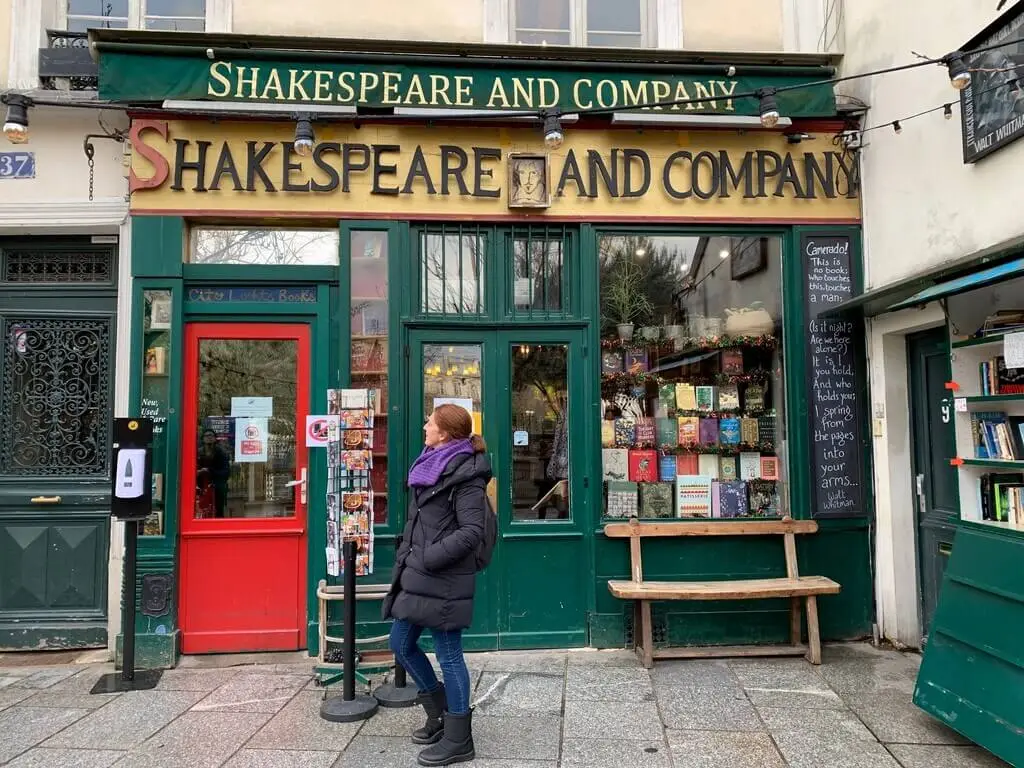 Frente a la librería Shakespeare and Company