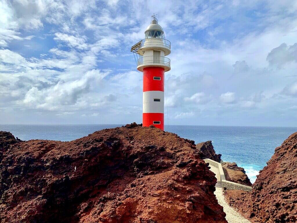 El precioso faro de Punta de Teno