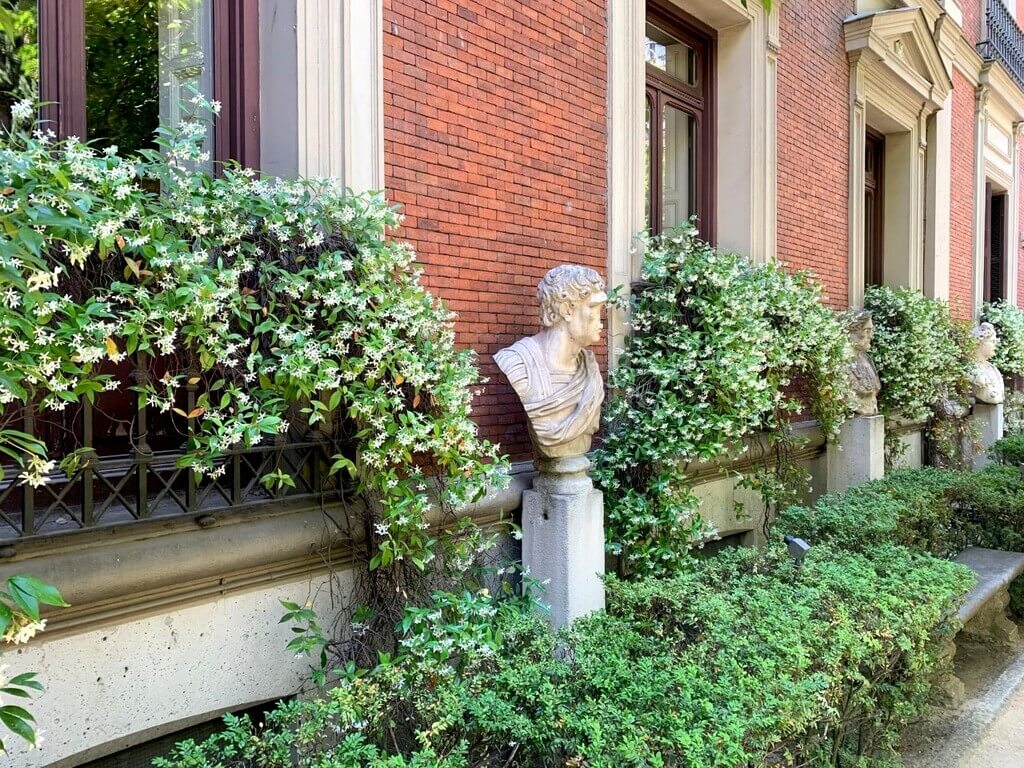 Bustos romanos en el jardín