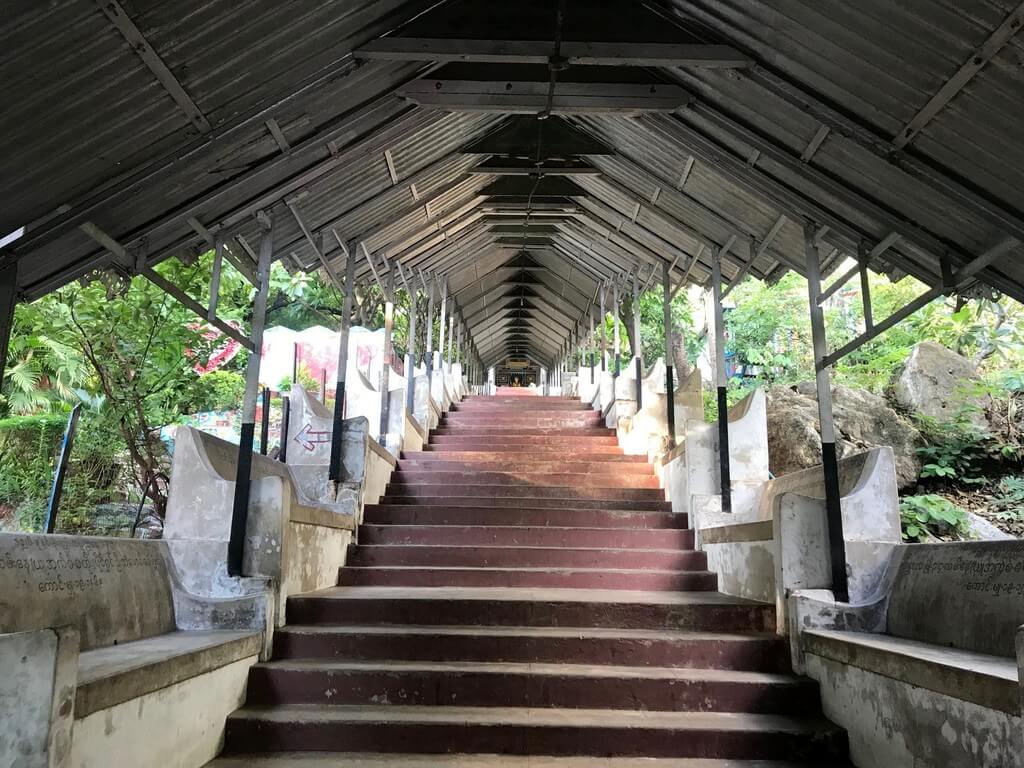 Subiendo la Mandalay Hill