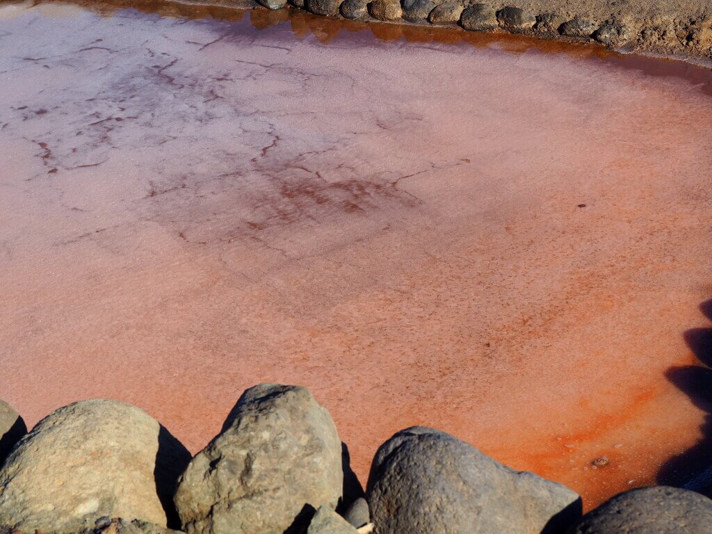 El rosa es el protagonista de las salinas