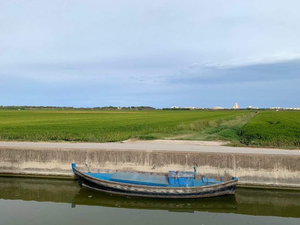 Barca en uno de los canales de El Palmar