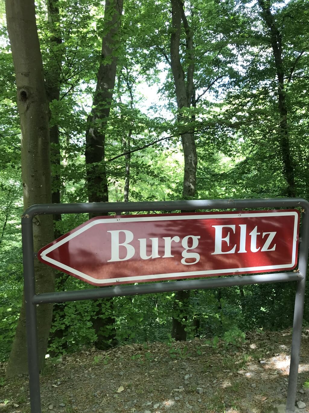 Cartel que nos indica cómo ir a Burg Eltz castillo de burg Eltz