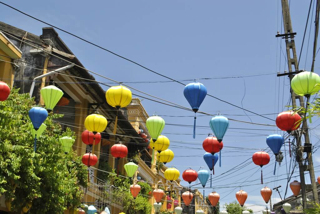 calles decoradas con farolillos en Hoi An qué ver en Hoi An