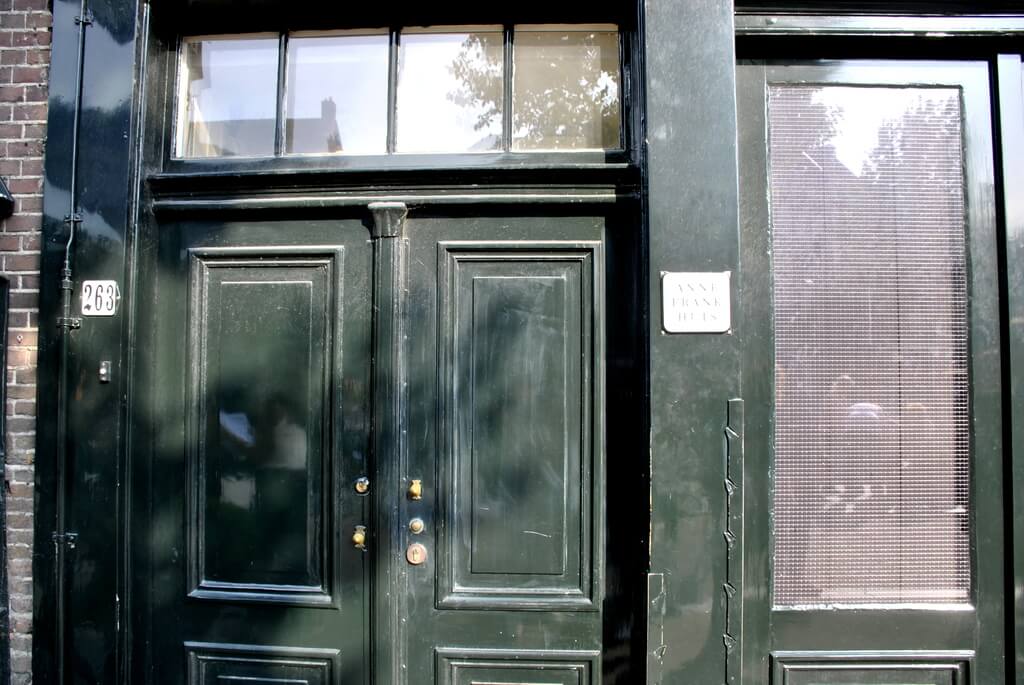 Puerta de entrada a la casa de Ana Frank