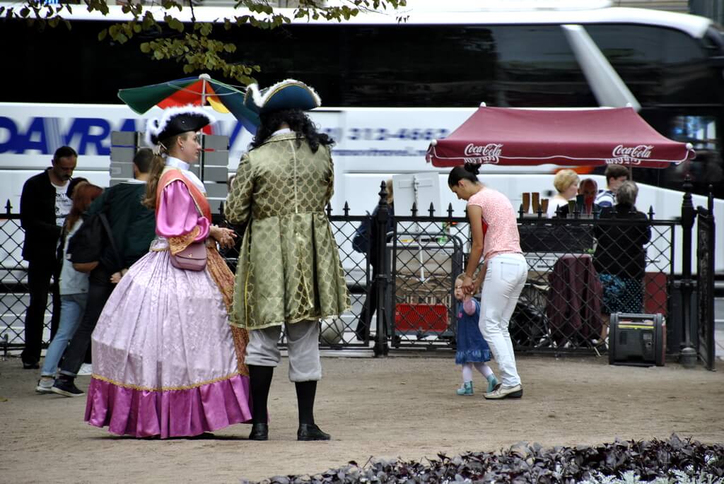 Vestidos de época junto al Teatro Alexandrisky