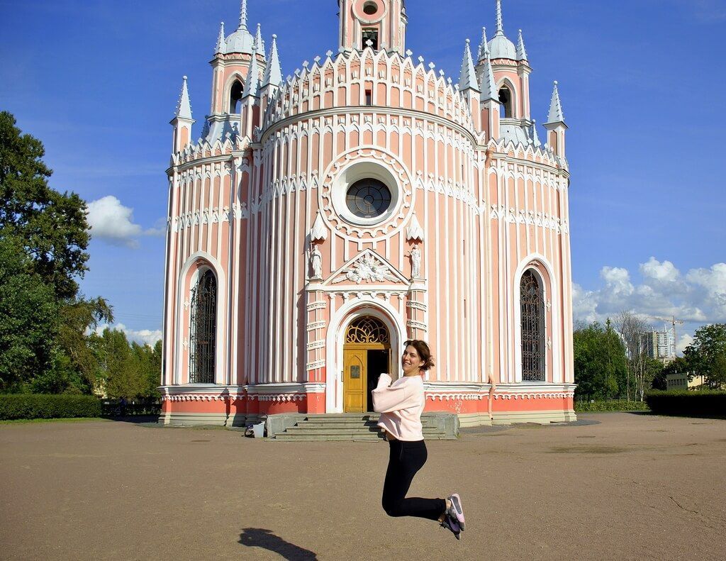 Saltando en la Iglesia de Chesme