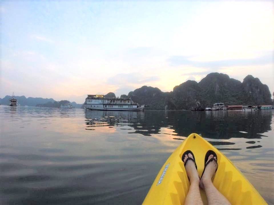 kayak en la bahía de halong