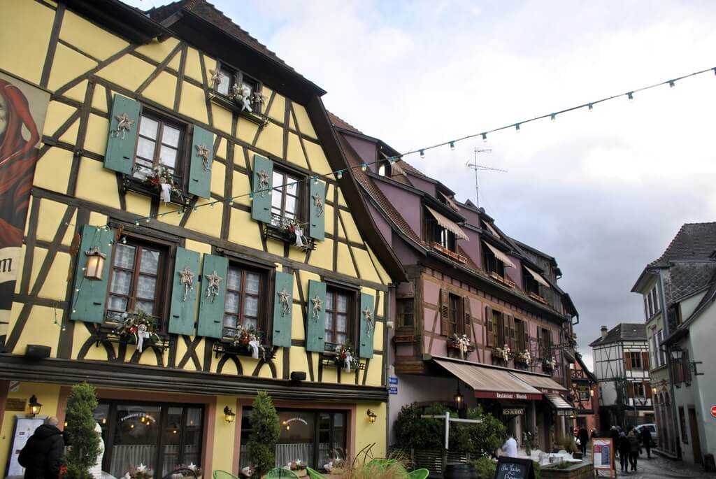 Fachada del Hôtel Restaurant Au Lion dónde dormir en Alsacia