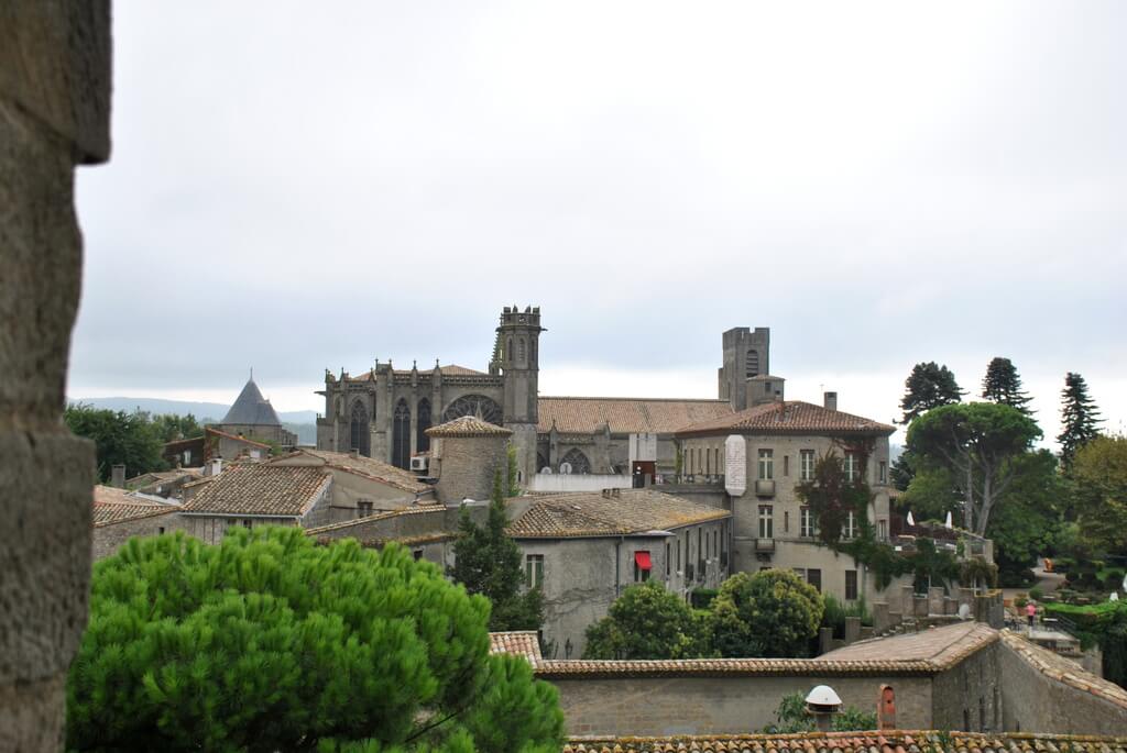 Basílica de Saint Nazaire desde una torre defensiva del castillo