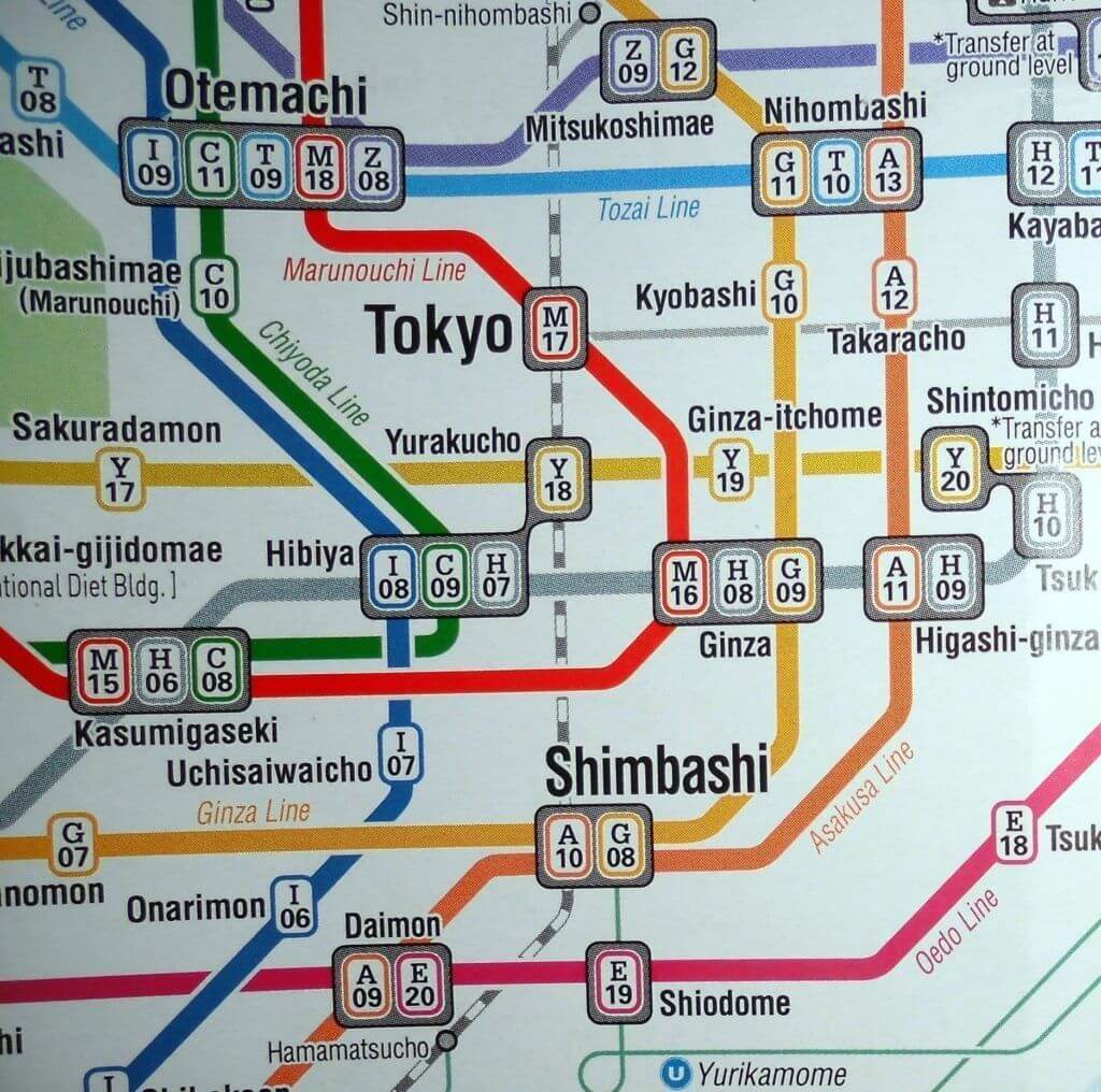 Yamanote Line marcada con línea discontinua blanca y gris