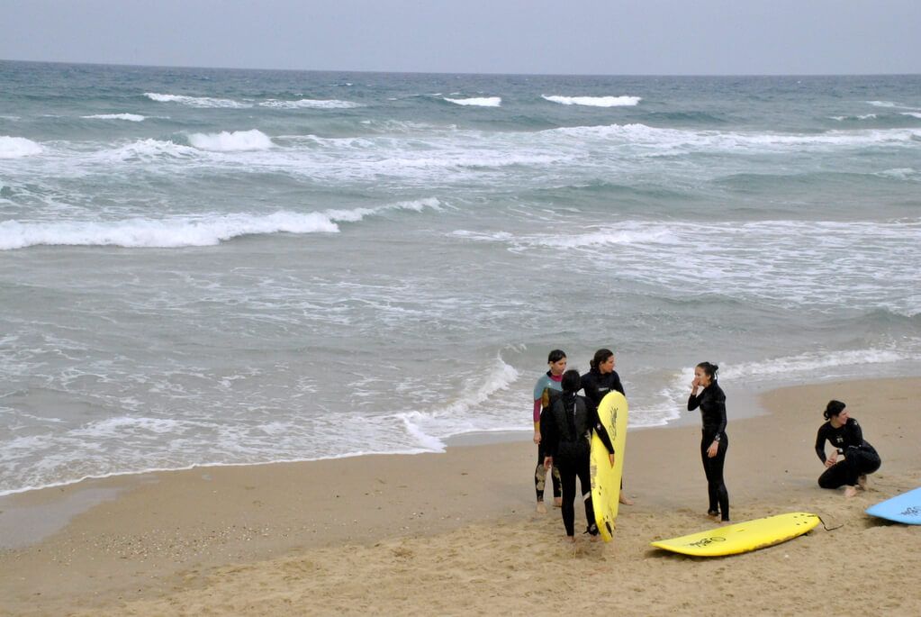 Surfistas en la playa de Tel Aviv