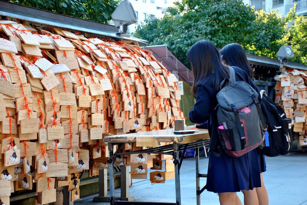 Estudiantes haciendo peticiones en el Templo Yushima Tenjin