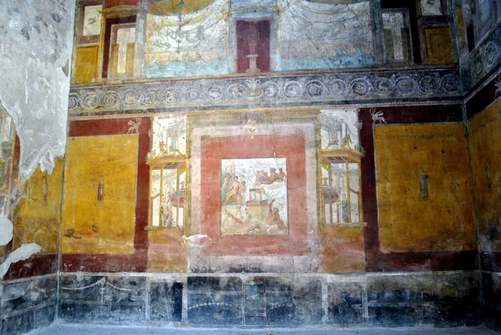 Paredes pintadas con frescos en la Casa del Poeta Trágico