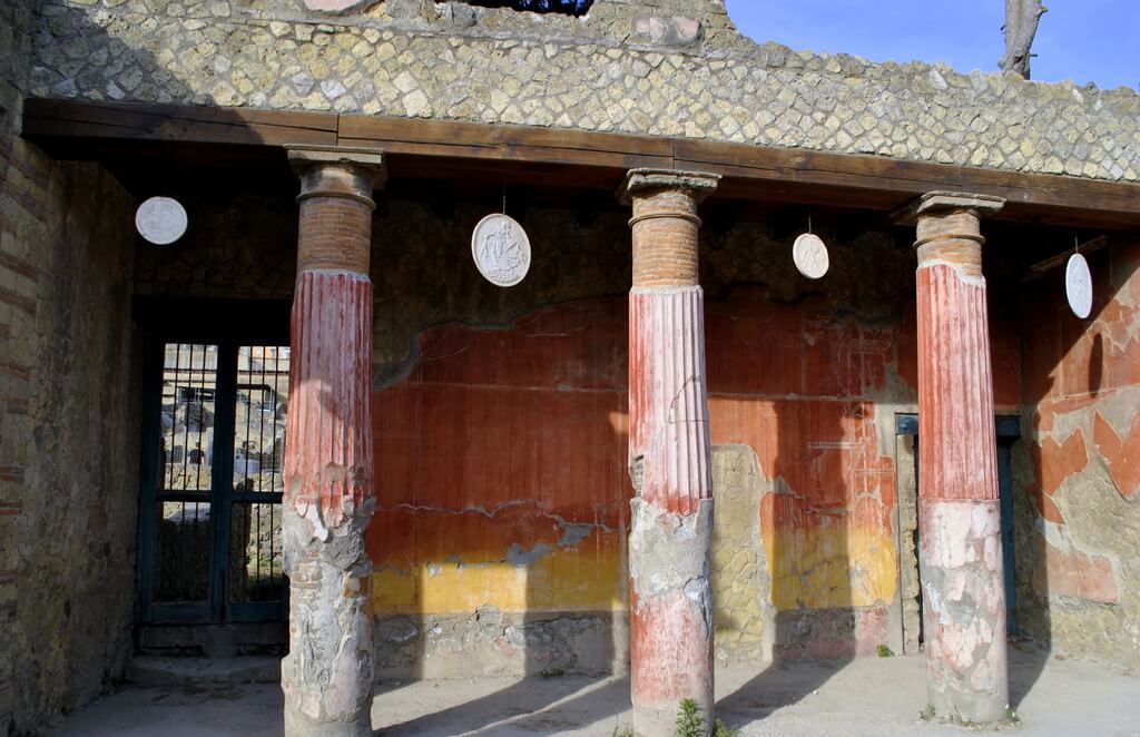 Columnas decoradas de la Casa di Relievo di Telefo