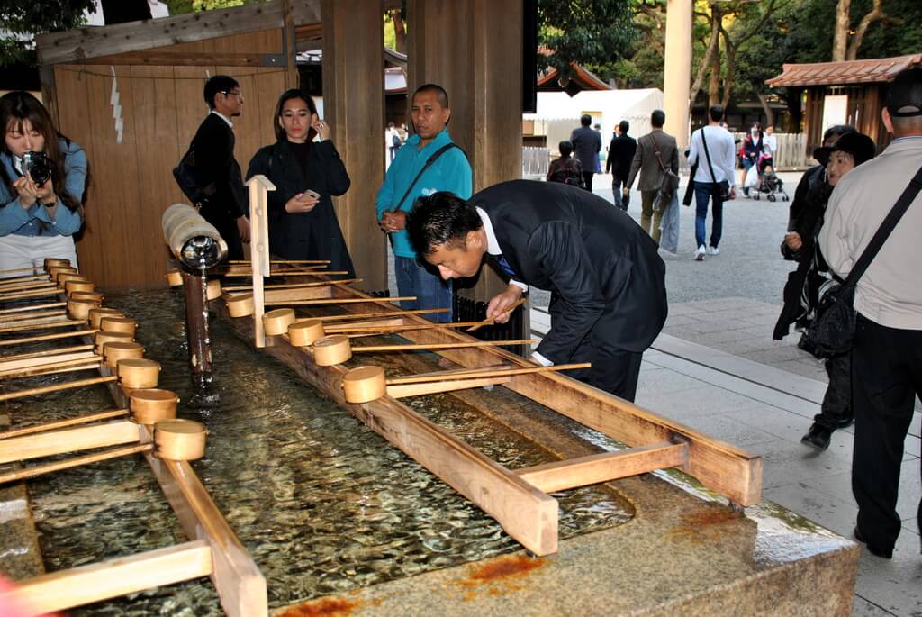 Purificación antes de entrar al Santuario Meiji