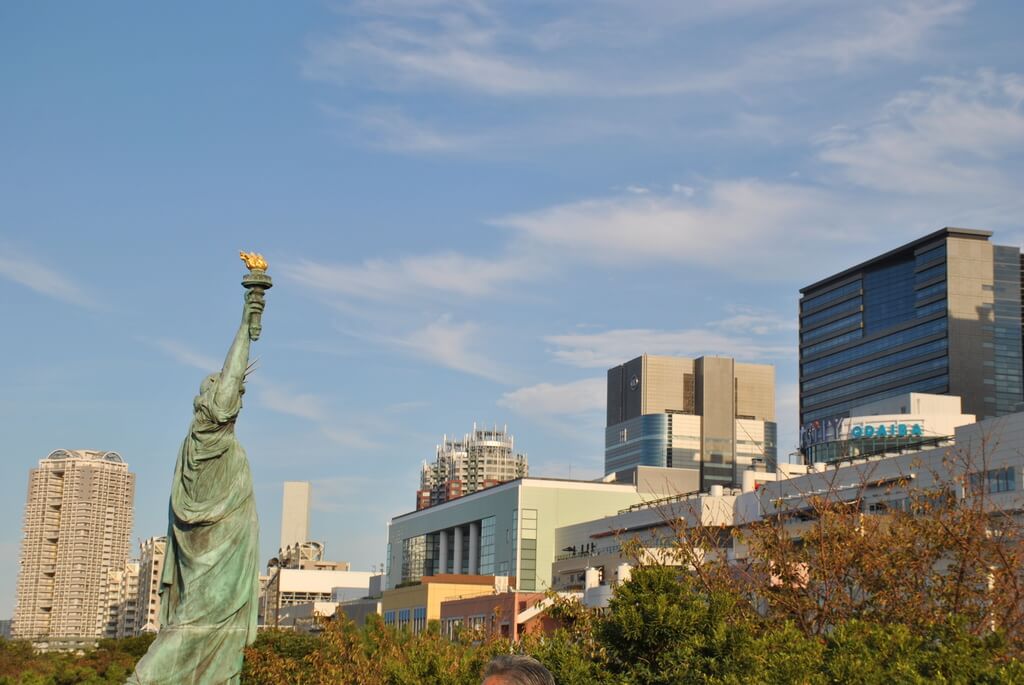 Estatua de la Libertad frente a los edificios de Odaiba