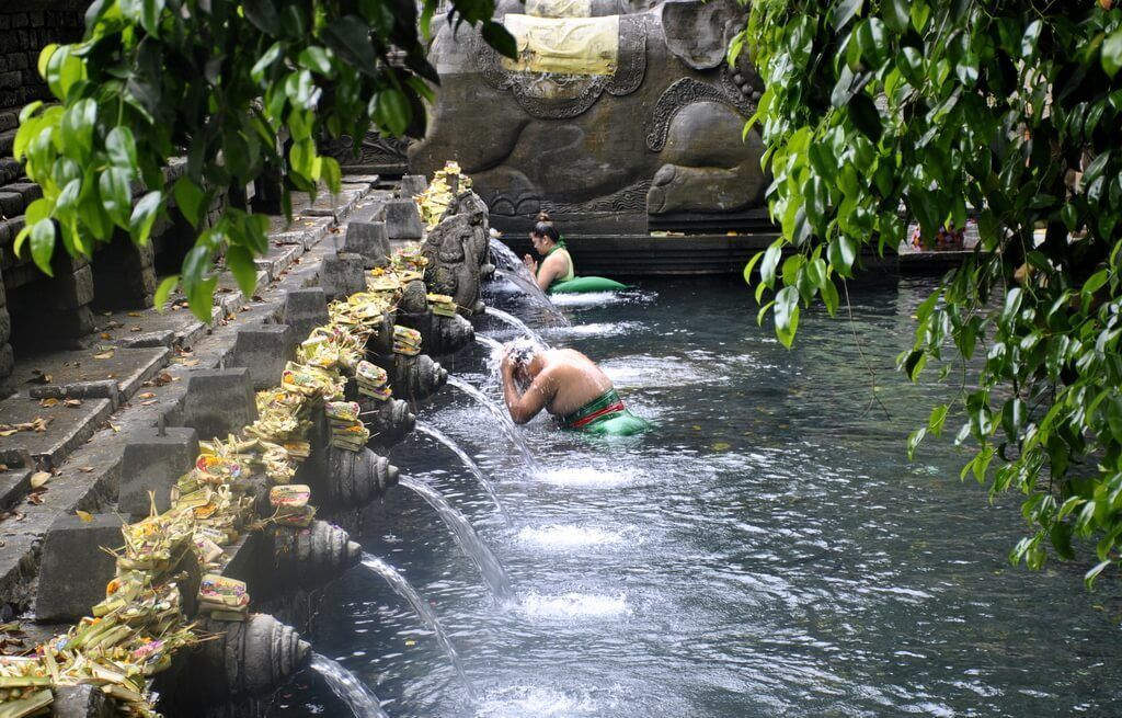 Purificaciones en el templo Tirta Empul