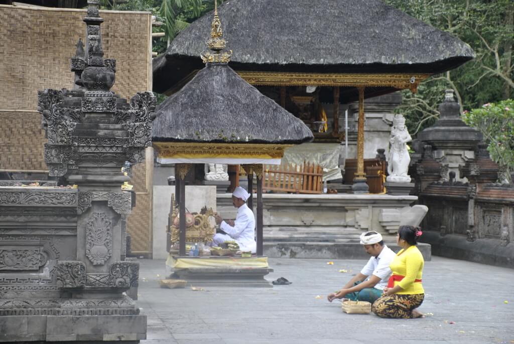 Ceremonia religiosa dentro de Tirta Empul<