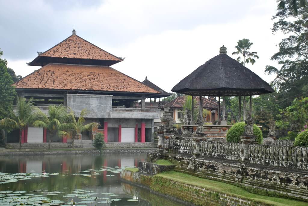 Interior del templo Taman Ayun