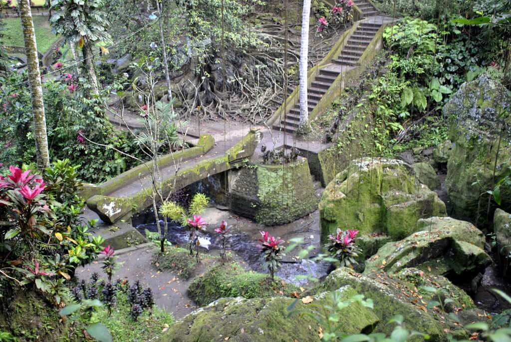 Escaleras que conectan diferentes niveles del templo