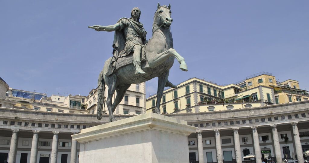 Estatua de Carlos III en la Plaza del Plebiscito