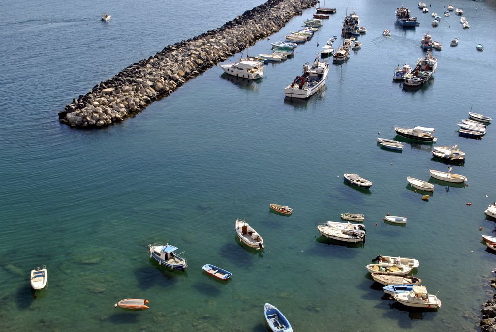 Barcas en el puerto de Marina Corricella