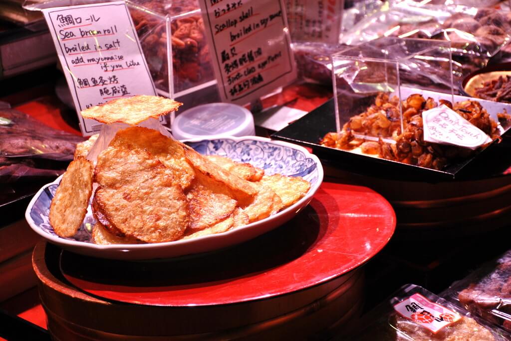 Puestos de comida en el mercado de Nishiki