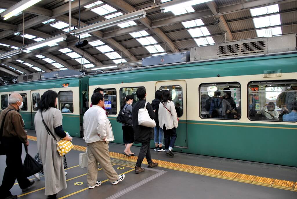 Tren de la Línea Odakyu con destino Fujisawa