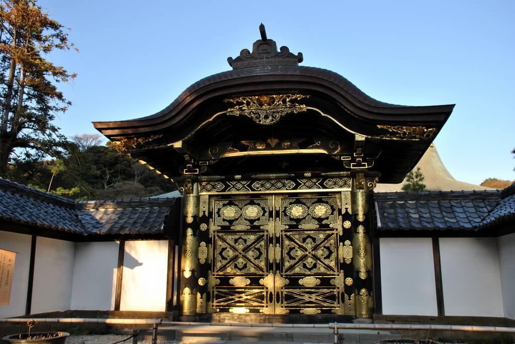 Puerta dorada en el Templo Kencho-ji