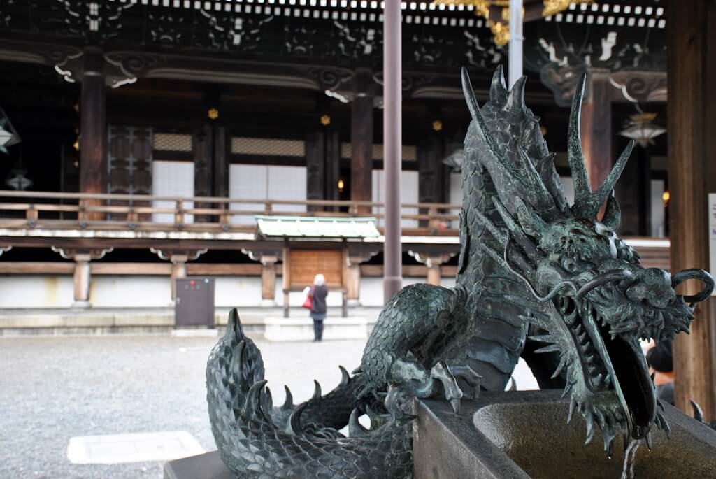 Fuente de ablución en Templo Higashi Hongan-Ji