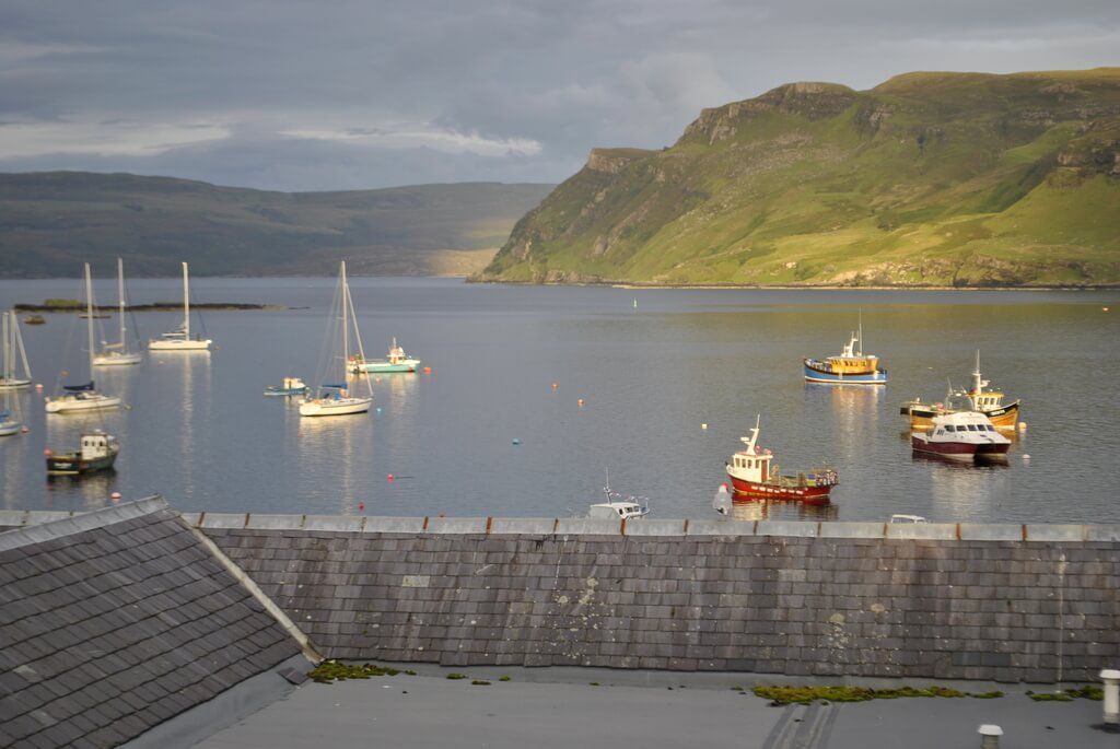 Barcos de pesca en el puerto de Portree