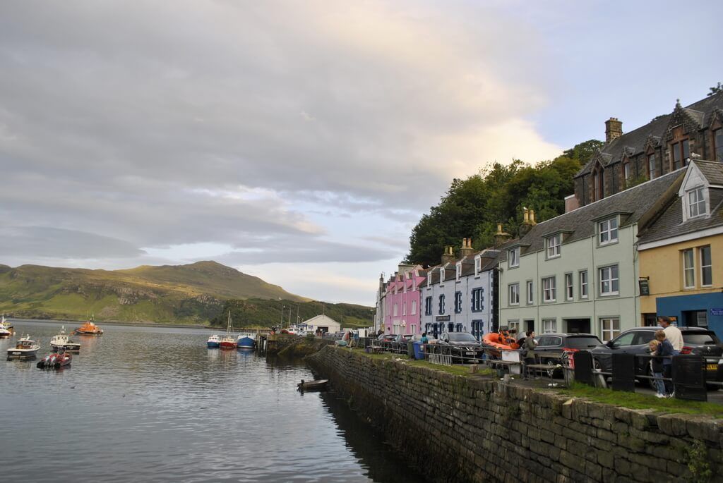 Casas de colores en el puerto de Portree