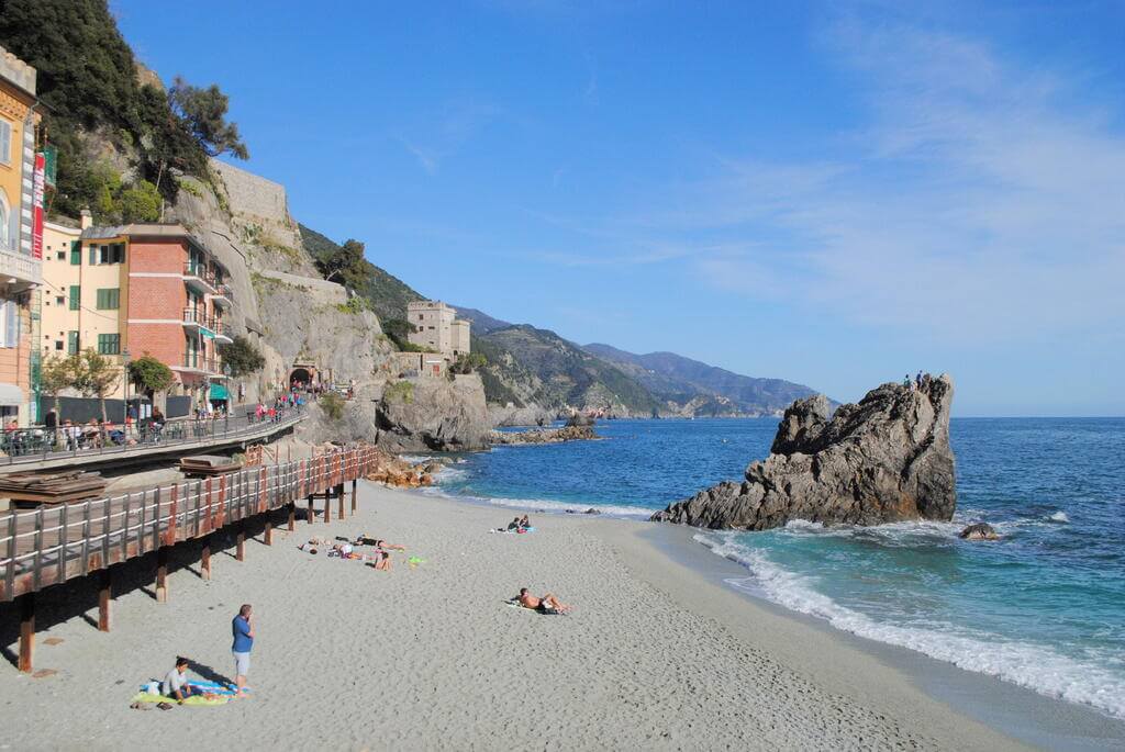 Torre Aurora junto al mar de Liguria