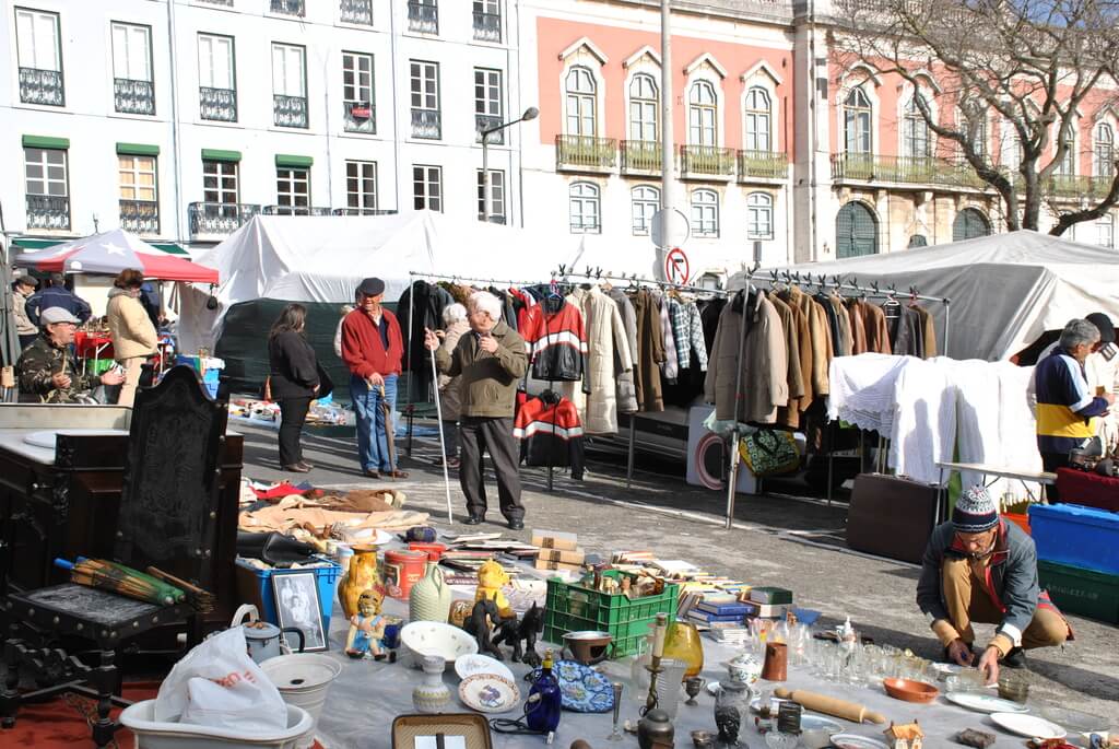 Feira da Ladra junto al Panteón