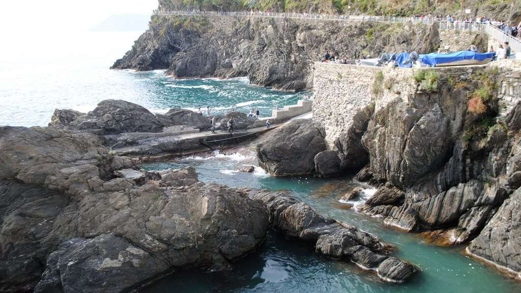 Piscinas naturales en Manarola y sendero que conduce al mirador