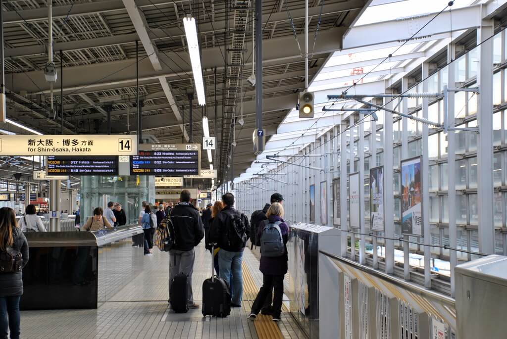 Estación de tren de Kioto, esperando nuestro Shinkansen a Hiroshima