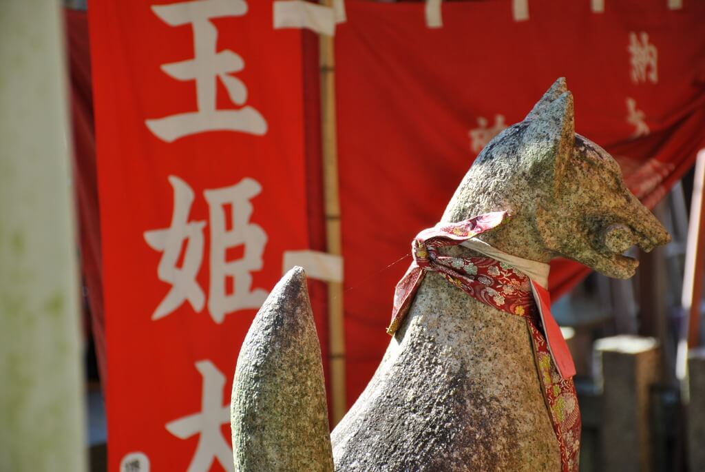 Dios Inari en piedra