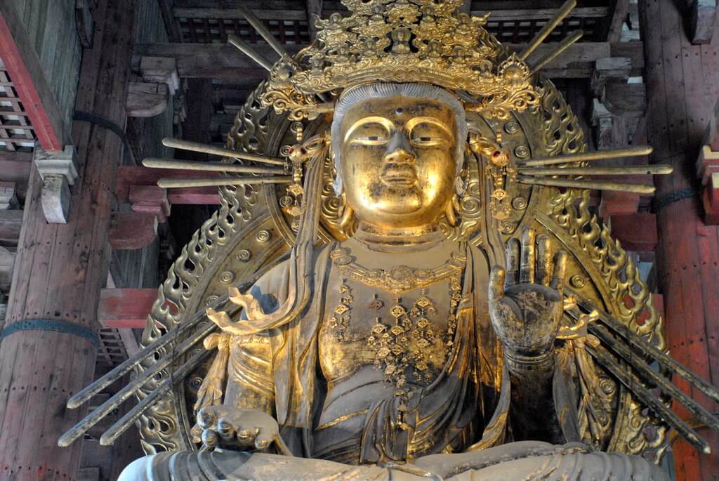 Una de las dos Bodhisattvas que custodian el Gran Buda