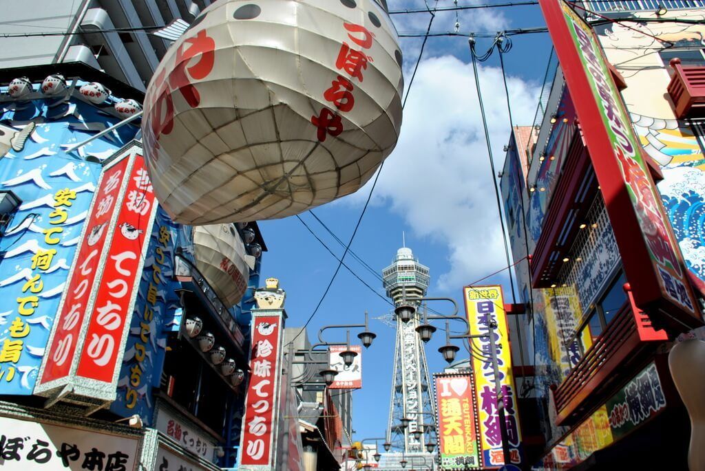 Calle principal de Shinsekai, al fondo la Torre Tsutenkaku