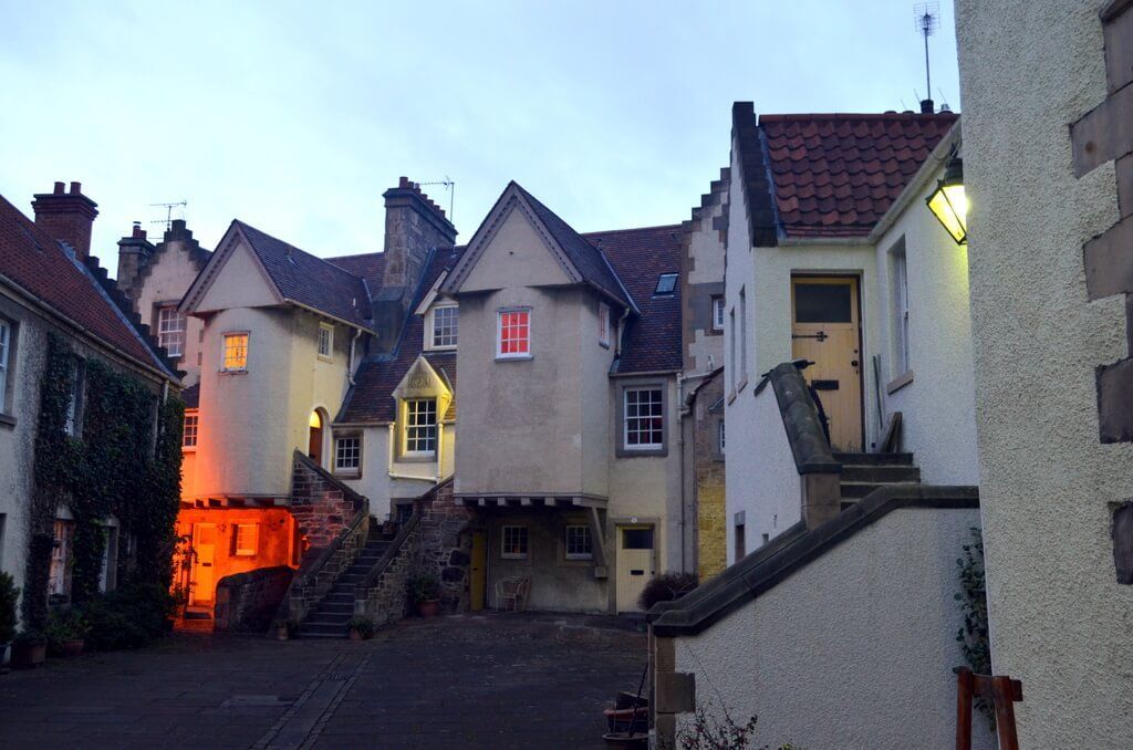 White Horse Close, conjunto de edificios en Canongate