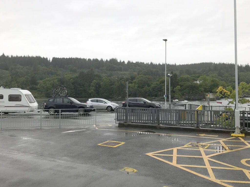 Fila de coches esperando a subir en el ferry Armadale-Mallaig