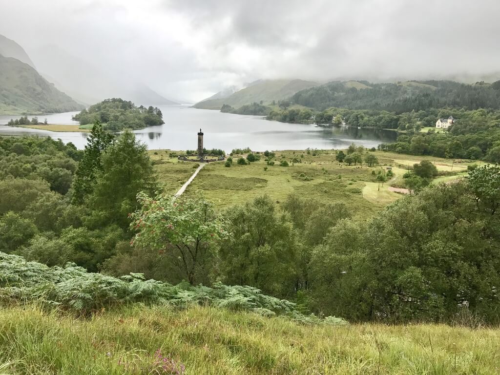 Monumento de Glenfinnan desde el mirador del tren Jacobite