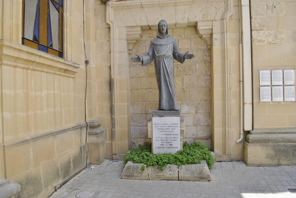 Escultura de San Francisco de Asís junto a la iglesia qué ver en Rabat, Malta