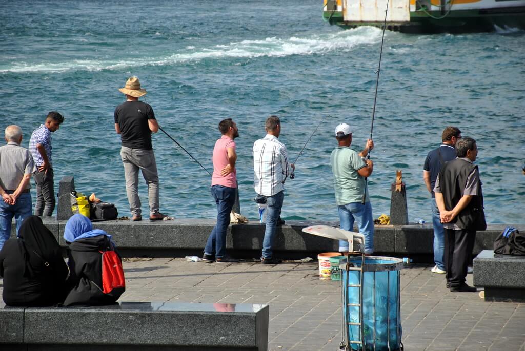 Pescando en Eminönü